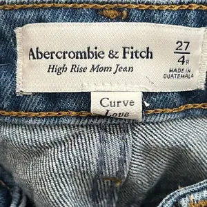 Abercrombie and Fitch Curve Love High Rise Mom Jeans Women’s 27/4 thumbnail 2