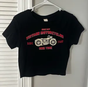Messy Bun Just Chillin Black cropped graphic Tee thumbnail 1