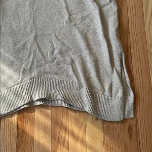 Old Navy Women's Light Gray Turtleneck Sweater thumbnail 3