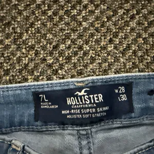 Hollister Super High-Rise Skinny Jeans thumbnail 2