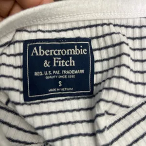Abercrombie & Fitch White and Gray Fitted Buttoned Blouse thumbnail 5