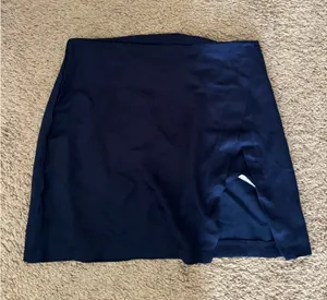 Pretty Little Thing satin side slit skirt thumbnail 1