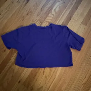 Tna Aritzia Cropped Short Sleeve T-Shirt Size 2 Purple 100% Cotton OTC3-10166-11 thumbnail 4