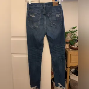 American Eagle vintage hi-rise distressed skinny jeans size 00 thumbnail 2