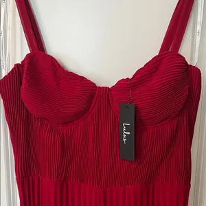 Lulu's Red Pleated Wide Leg Jumpsuit Medium NWT thumbnail 5