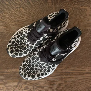 Adidas Swift Run 1.0 Shoes Women’s 8 thumbnail 3