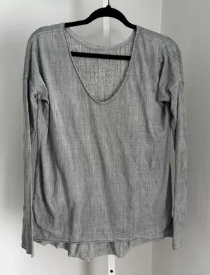 Lululemon Flip Your Dog Reversible Neck Long Sleeve Top Light Gray Womens Size 6 thumbnail 1