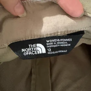 The North Face Cargo Pants Women’s 12 Regular Beige Tan Flat Front Solid Outdoor thumbnail 3