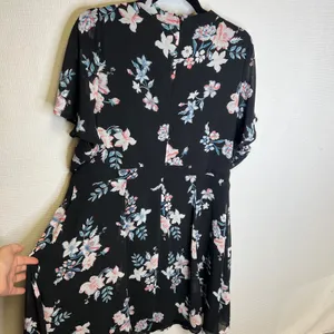 Torrid Black Floral Chiffon Tie Neck Flutter Sleeve Mini Dress Plus Size 18 thumbnail 3