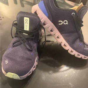 On cloud sneaker thumbnail 1
