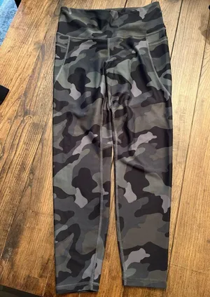 Old Navy Active Camo Cropped Leggings Sz L Squatproof EUC 7/8 length thumbnail 2