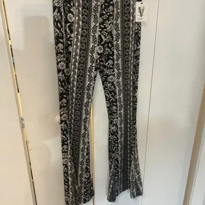 Black and White Floral Patterned stretch Bell bottom Pants Size L thumbnail 8