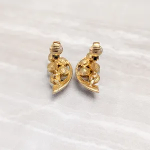 Vintage Clip On Earrings Elegant Faux Pearls and Gold Tone Stylish thumbnail 3