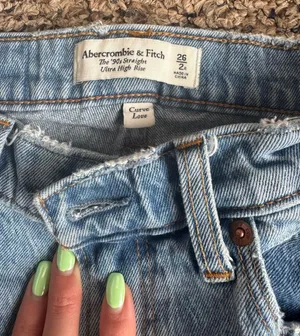 Abercrombie 90’s Straight Ultra High Rise Curve Love Jeans thumbnail 3