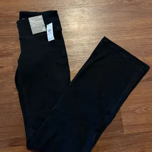 Nwt GapFit Mid Rise Full-Length Flare Leggings thumbnail 1