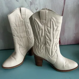 MIA Raylyn Western Boots Ivory Western Heeled Boot Size 7 Rodeo Pointed Toe thumbnail 4