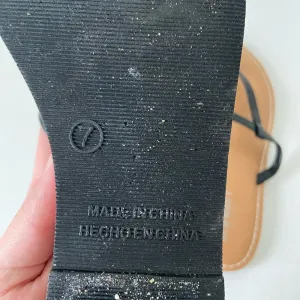 EUC | Old Navy women’s black thong strap sandals — size‎ 7 thumbnail 4