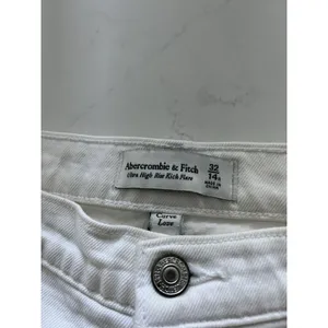Abercrombie & Fitch Ultra High Rise Kick Flare White Jeans Raw Hem Size 32/14 thumbnail 4