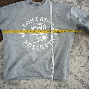 Gildan Unisex Don't Stop Believin' Santa Long Sleeve Christmas Sweatshirt Size Medium thumbnail 3