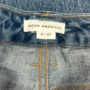 Good American Good Girlfriend Jeans 27 Cropped Raw Hem Medium Wash thumbnail 9