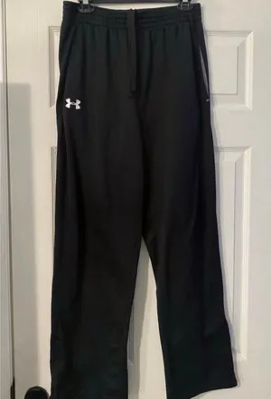 Under Armour Unisex sweats are a size Large. thumbnail 1
