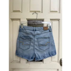 American‎ Eagle Denim Shorts Size 6 Curvy Hi-Rise Button Fly Distressed Hem thumbnail 4
