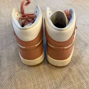 Air Jordan 1 Mid SE Red Stardust Sail Pink Sneakers Women’s 10 thumbnail 7
