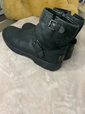 UGG Australia Dawn Black Short Leather Lug Sole Boots Women's Size 9 thumbnail 3