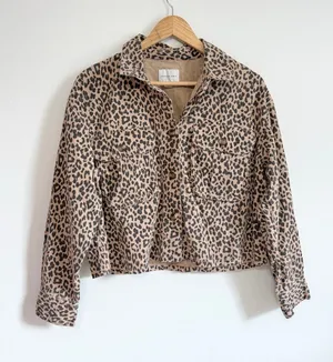 American Eagle Leopard Print Crop Denim Jacket Size Medium Cheetah Pockets thumbnail 1