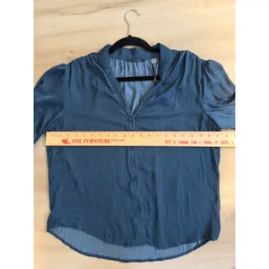 T Tahari Blouse Deep Slate Blue L Womens Silky Short Sleeve V-Neck NEW Office thumbnail 3
