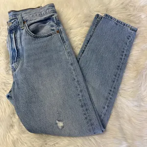 Levi’s 501 S Original Fit Jeans Size 26 / 2 Distressed Light Wash Straight Leg thumbnail 4