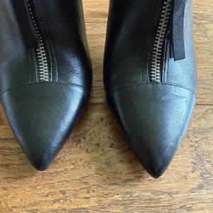 Michael Kors MK 7.6 M Black Leather Ankle Boots Front Zipper Pointed Toe Witchy thumbnail 3
