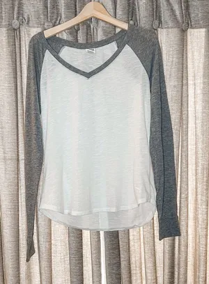 Pink Victoria’s Secret Y2K Raglan Long-Sleeve Top in White and Gray Size Medium thumbnail 1