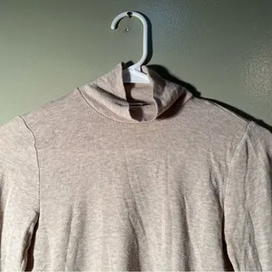 Wilfred Aritzia Women's Size Small Mock Neck‎ Crop Top Beige Ribbed Long Sleeve thumbnail 3