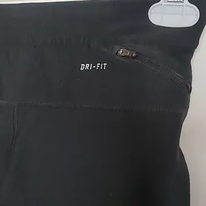 Nike dri fit pull on black workout legging capris sz Medium thumbnail 4