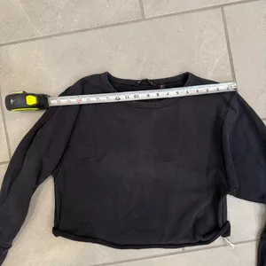 Athleta black cropped crew sweatshirt in size M thumbnail 7