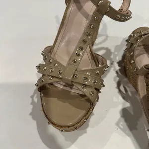 Vince Camuto Spiked, Tan, Patent Leather, Wedge Heels -‎ Size 7.5 thumbnail 6
