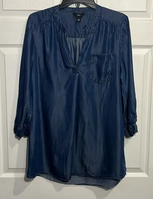 Intro. Women’s denim/Chambrey blouse with a V-neck & front pocket. Size Medium thumbnail 1