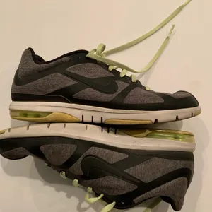 Nike Air Max S2S gray knit upper training shoe black trim and green laces Size 8 thumbnail 9