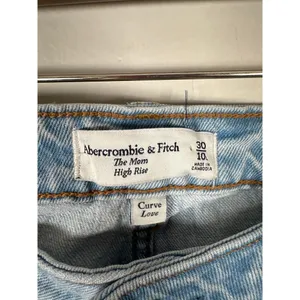Abercrombie & Fitch The Mom High Rise‎ Curve Love Sz 30/10 Distressed Light Wash thumbnail 7