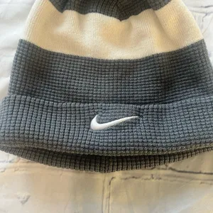 Nike Gray Knit Pom Beanie Winter Hat One Size Swoosh Logo Acrylic White thumbnail 2