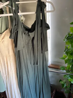 Francesca’s Collections Green Midi Dress thumbnail 4