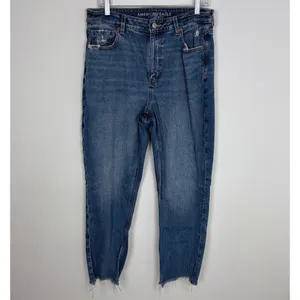 American Eagle Strigid Mom Jeans Size 12 Short Medium Wash High Waist Raw Hem thumbnail 2