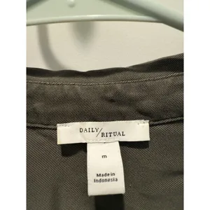 Women’s Daily Ritual Tencel Long Sleeve Utility Button Down Size M Medium Green thumbnail 3