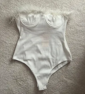 Entro new with tags ribbed white body suit with cute feather detail!🤍 thumbnail 2