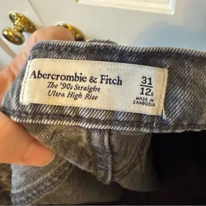 Abercrombie Grey 90s Straight Ultra High Rise Jeans Size 31 or 12 Short thumbnail 3