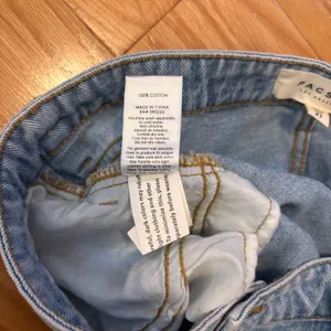 PACSUN Distressed Botton Hem Button-Up Denim Mini Skirt Womens Size 27 thumbnail 5