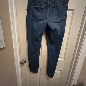 Old Navy Women's curvy profile mid rise jeans - size 8 short thumbnail 6