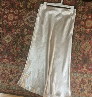 Banana republic satin skirt thumbnail 3