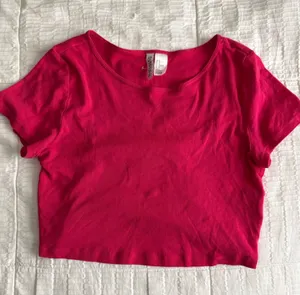 Red H&M Divided Hot Pink Crop Tee Tshirt Women Medium thumbnail 1